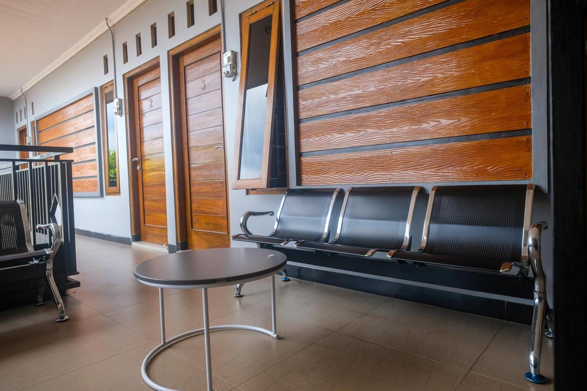 Al Abror Homestay Mandala Krida Mitra Reddoorz Джокьякарта Экстерьер фото