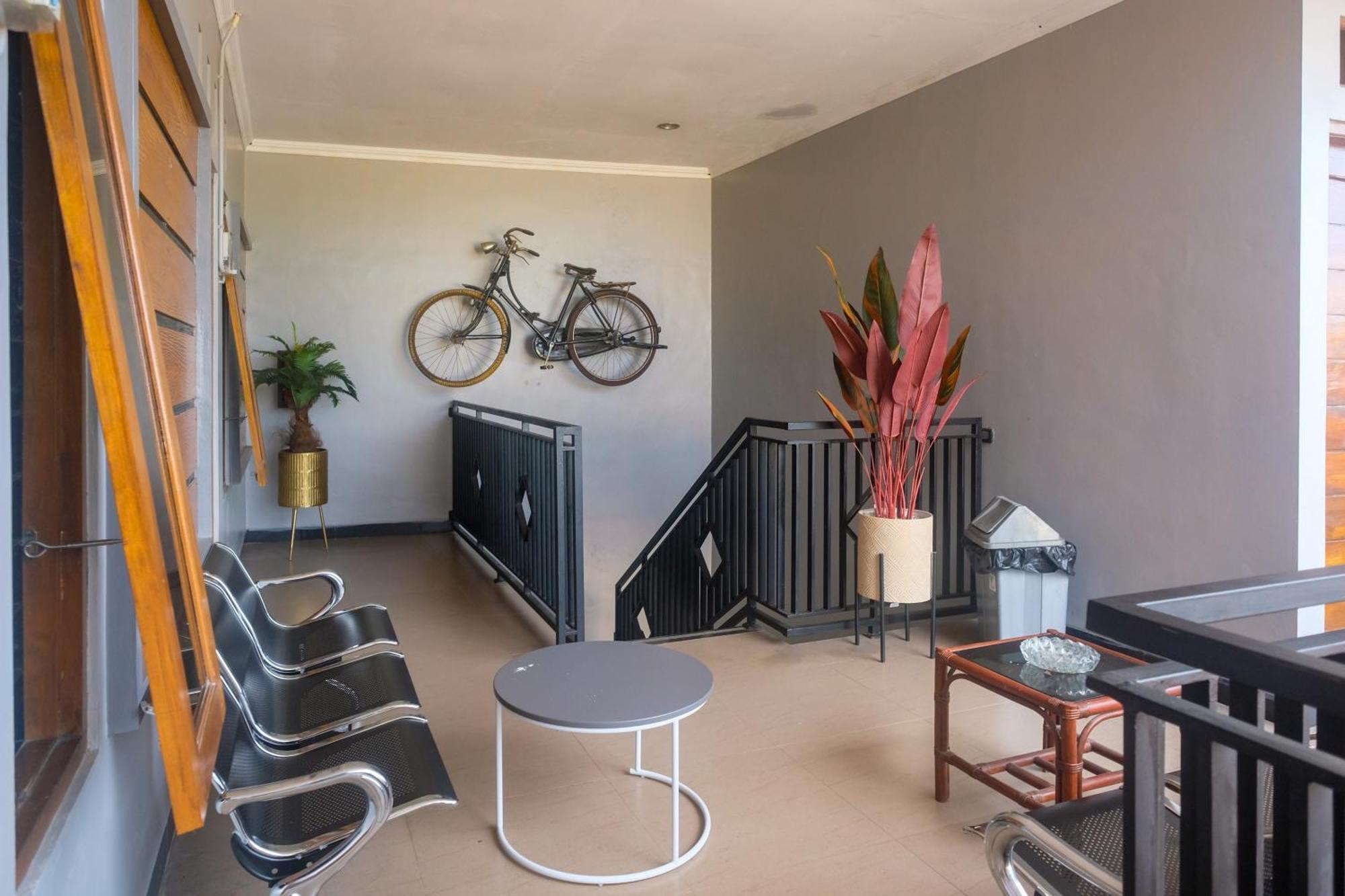 Al Abror Homestay Mandala Krida Mitra Reddoorz Джокьякарта Экстерьер фото